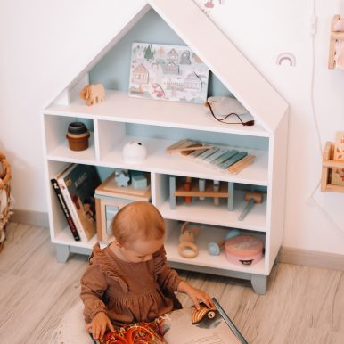 Montessori domčeková polica Woodle – biela/sivá