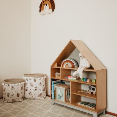 Montessori domčeková polica Woodle – prírodné drevo/sivá
